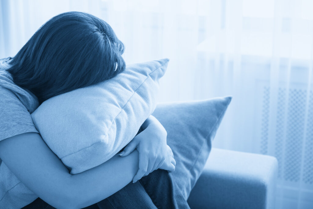 憂鬱症不是只是「想太多」！最新研究發現：你的大腦真的會被影響，年輕人更明顯