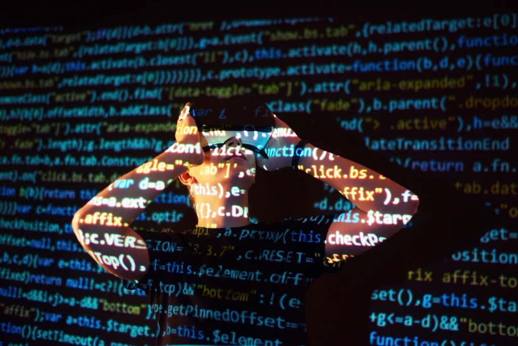 開發者佩戴VR裝置與程式碼投影畫面結合的科技概念場景