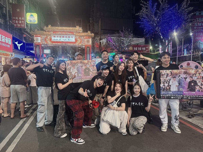 舞台劇《萌甲大哥大2.0》日前在饒河街夜市宣傳。照片提供/秀卡司娛樂