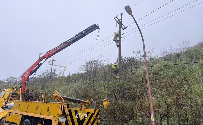 台電啟動調度全臺10區處逾200位搶修菁英，前往新北、宜蘭前線跨區支援，全力復電。（台電公司提供）